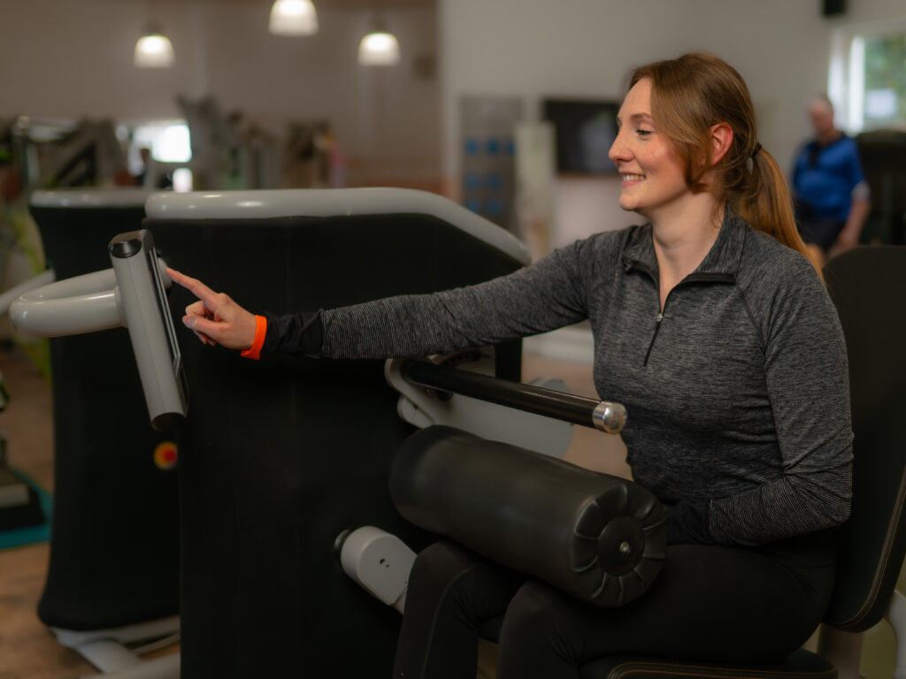 Muskeltraining an einem Kraftgerät im Physioaktiv Sportsclub Bad Schwartau
