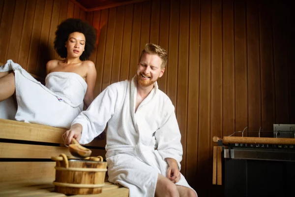 Zwei Menschen in einer Sauna